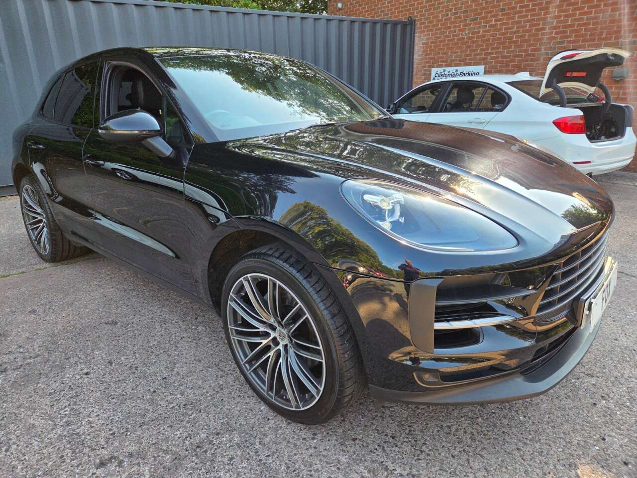 A 2019 PORSCHE MACAN 2.0T SUV 5dr Petrol PDK 4WD Euro 6 (s/s) (245 ps) SAT NAV,HIGH SPEC A 2019 PORSCHE MACAN 2.0T SUV 5dr Petrol PDK 4WD Euro 6 (s/s) (245 ps) SAT NAV,HIGH SPEC