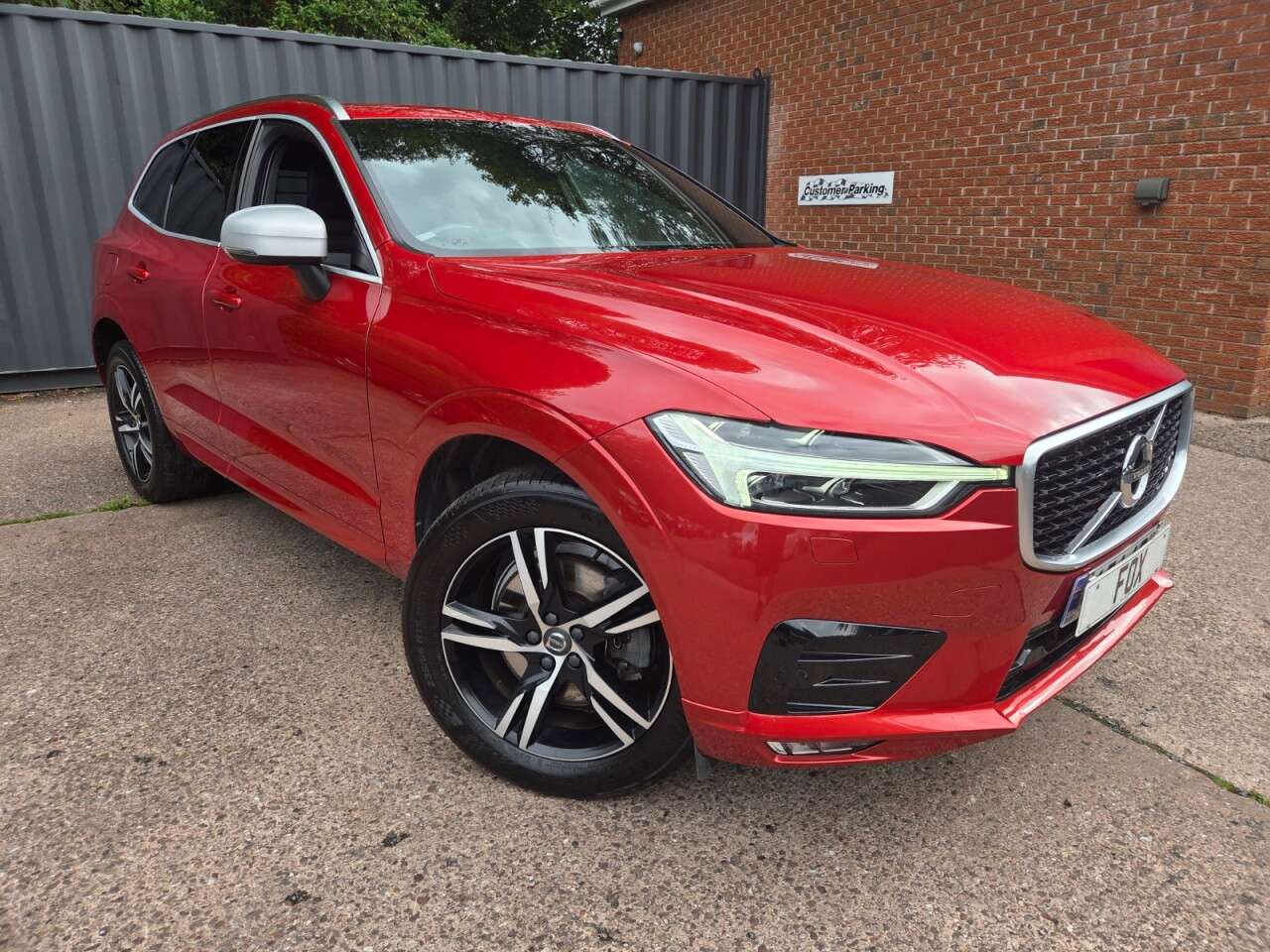 A 2018 VOLVO XC60 2.0 D5 PowerPulse R-Design SUV 5dr Diesel Auto AWD Euro 6 (s/s) (235 ps) A 2018 VOLVO XC60 2.0 D5 PowerPulse R-Design SUV 5dr Diesel Auto AWD Euro 6 (s/s) (235 ps)