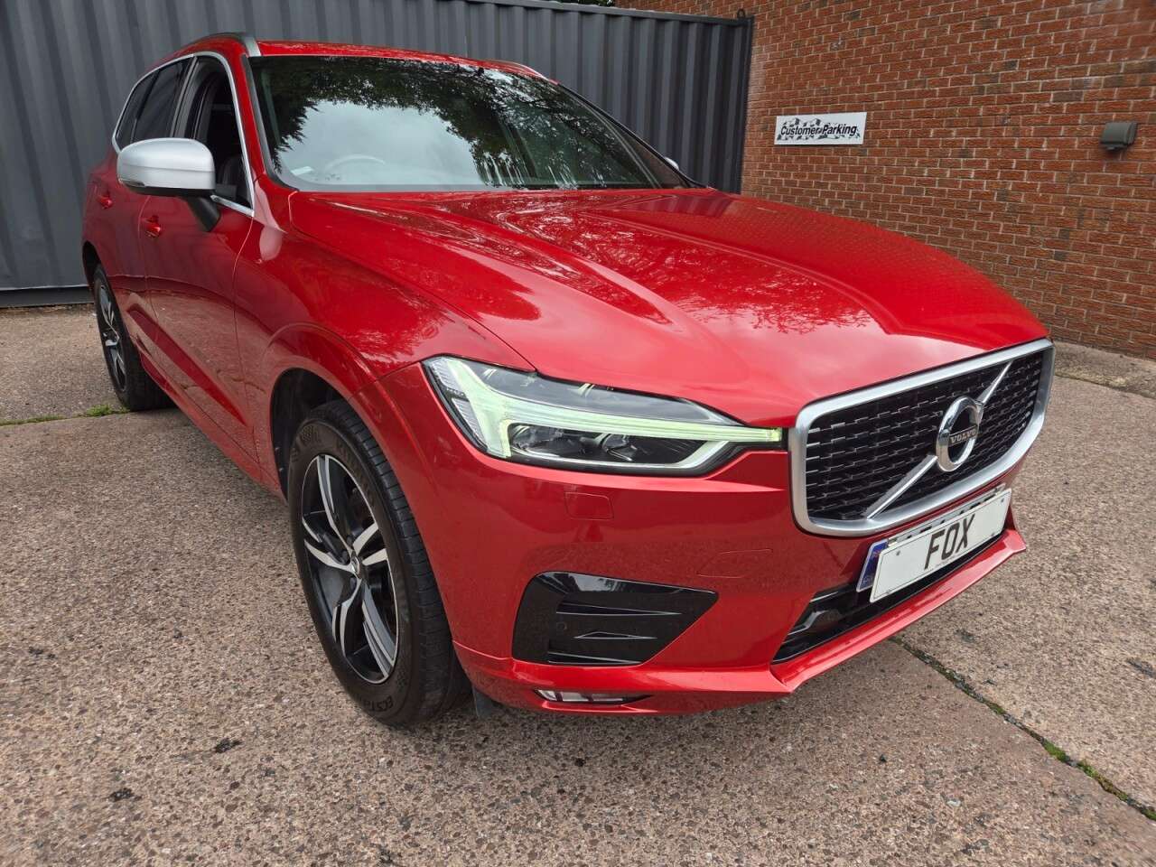 A 2018 VOLVO XC60 2.0 D5 PowerPulse R-Design SUV 5dr Diesel Auto AWD Euro 6 (s/s) (235 ps) A 2018 VOLVO XC60 2.0 D5 PowerPulse R-Design SUV 5dr Diesel Auto AWD Euro 6 (s/s) (235 ps)