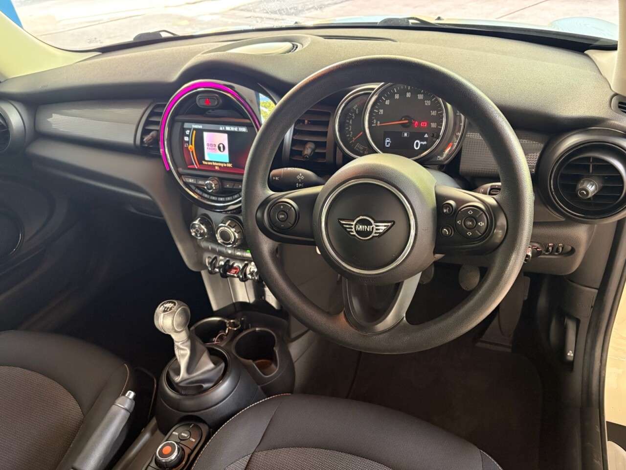 A 2018 MINI HATCH 1.5 Cooper Hatchback 3dr Petrol Manual Euro 6 (s/s) (136 ps) BLUETOBLUETOOT A 2018 MINI HATCH 1.5 Cooper Hatchback 3dr Petrol Manual Euro 6 (s/s) (136 ps) BLUETOBLUETOOT