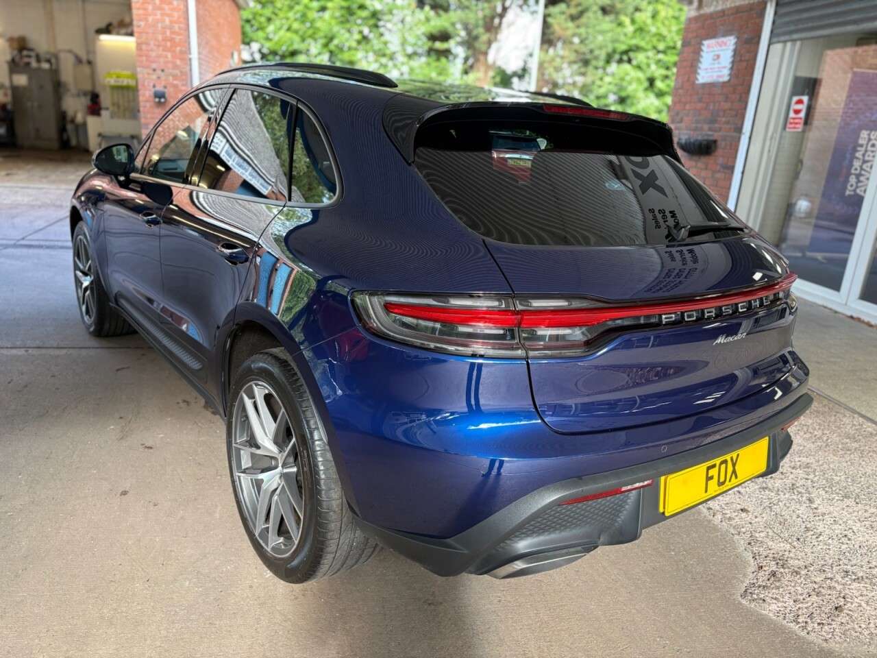 A 2022 PORSCHE MACAN 2.0T SUV 5dr Petrol PDK 4WD Euro 6 (s/s) (265 ps) ,SATELLITE NAVIGATION/BLA A 2022 PORSCHE MACAN 2.0T SUV 5dr Petrol PDK 4WD Euro 6 (s/s) (265 ps) ,SATELLITE NAVIGATION/BLA