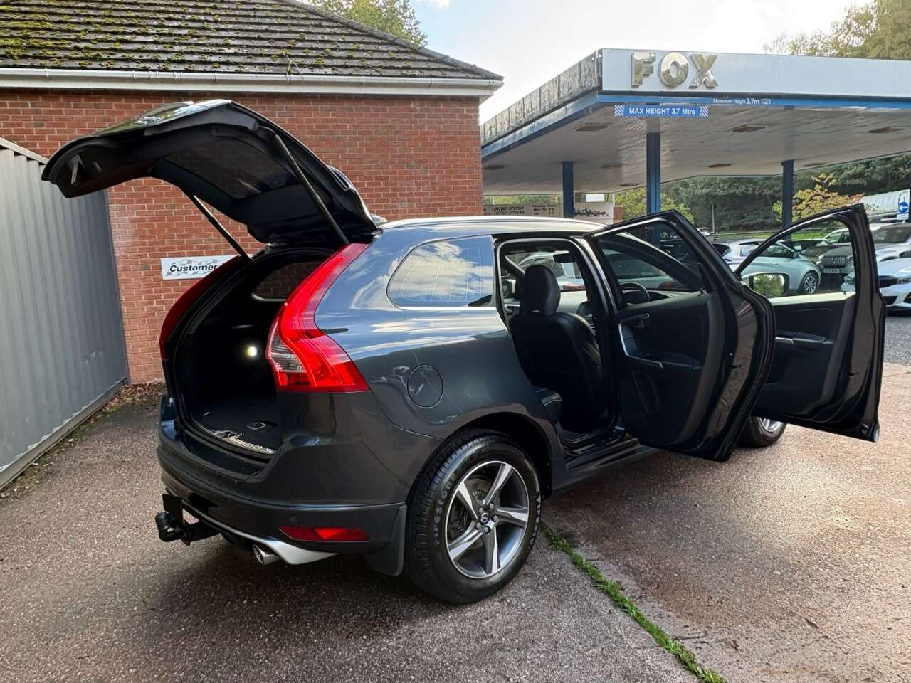 A 2016 VOLVO XC60 2.4 D4 R-Design Lux Nav SUV 5dr Diesel Auto AWD Euro 6 (s/s) (190 ps) ,SATE A 2016 VOLVO XC60 2.4 D4 R-Design Lux Nav SUV 5dr Diesel Auto AWD Euro 6 (s/s) (190 ps) ,SATE