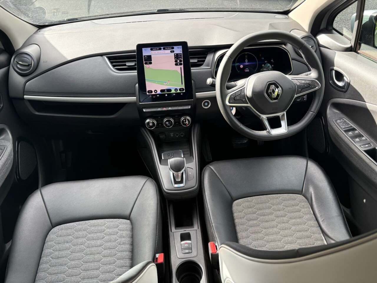 A 2021 RENAULT ZOE R135 EV50 52kWh GT Line Hatchback 5dr Electric Auto (Rapid Charge) (134 bhp A 2021 RENAULT ZOE R135 EV50 52kWh GT Line Hatchback 5dr Electric Auto (Rapid Charge) (134 bhp