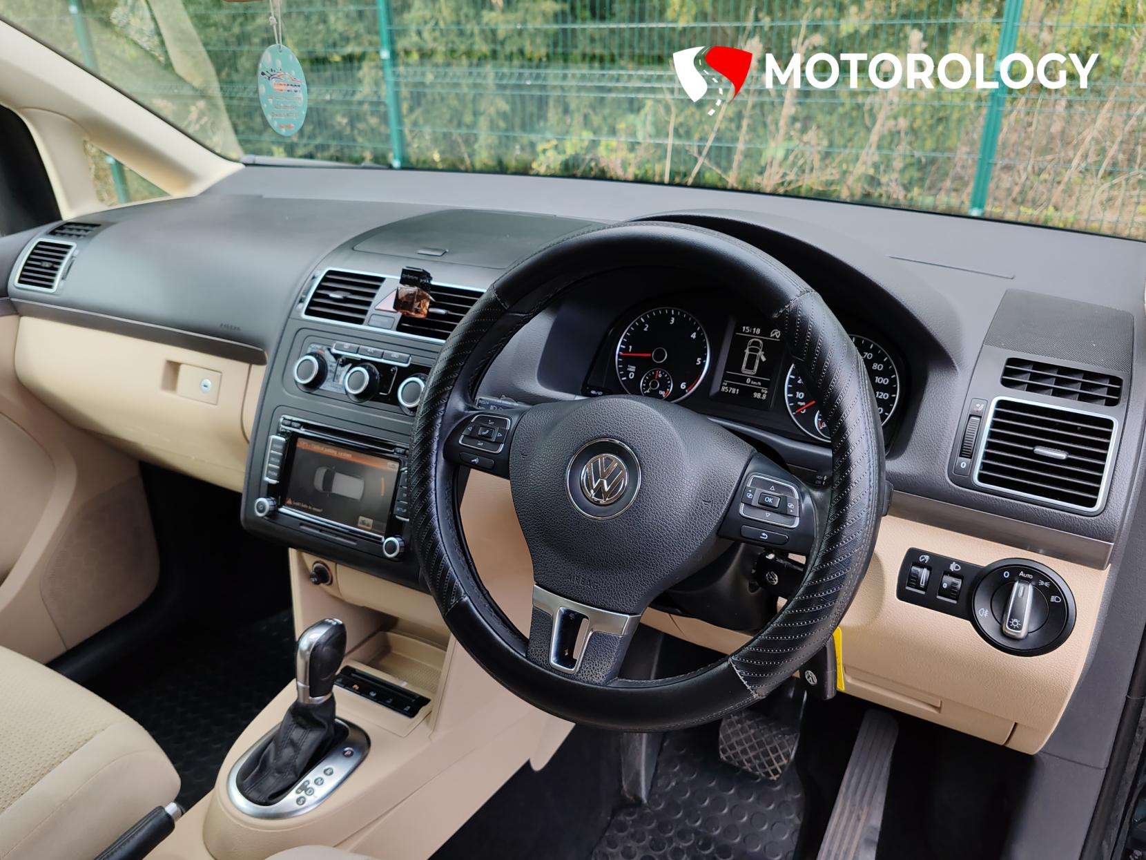 A 2014 VOLKSWAGEN TOURAN 1.6 TDI BlueMotion Tech SE MPV 5dr Diesel DSG Euro 5 (s/s) (105 ps) A 2014 VOLKSWAGEN TOURAN 1.6 TDI BlueMotion Tech SE MPV 5dr Diesel DSG Euro 5 (s/s) (105 ps)