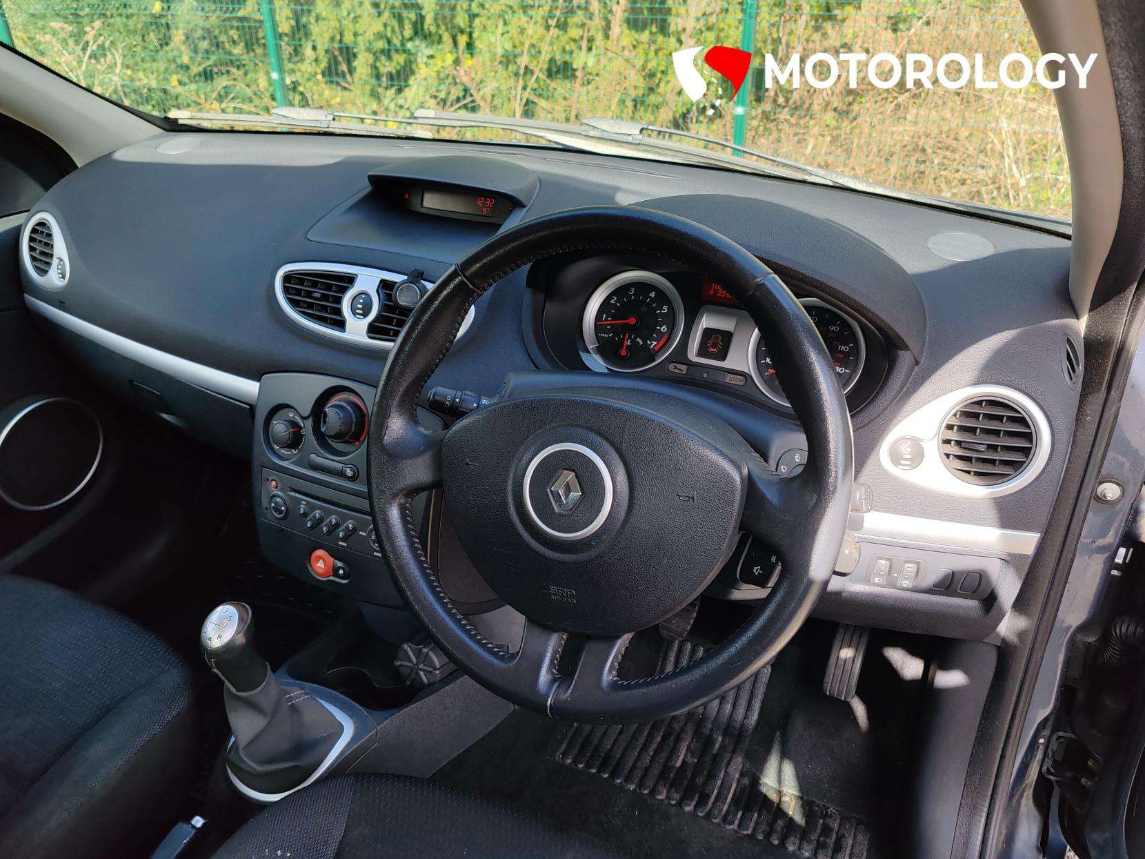 A 2006 RENAULT CLIO 1.4 16v Dynamique Hatchback 5dr Petrol Manual (158 g/km, 98 bhp) A 2006 RENAULT CLIO 1.4 16v Dynamique Hatchback 5dr Petrol Manual (158 g/km, 98 bhp)