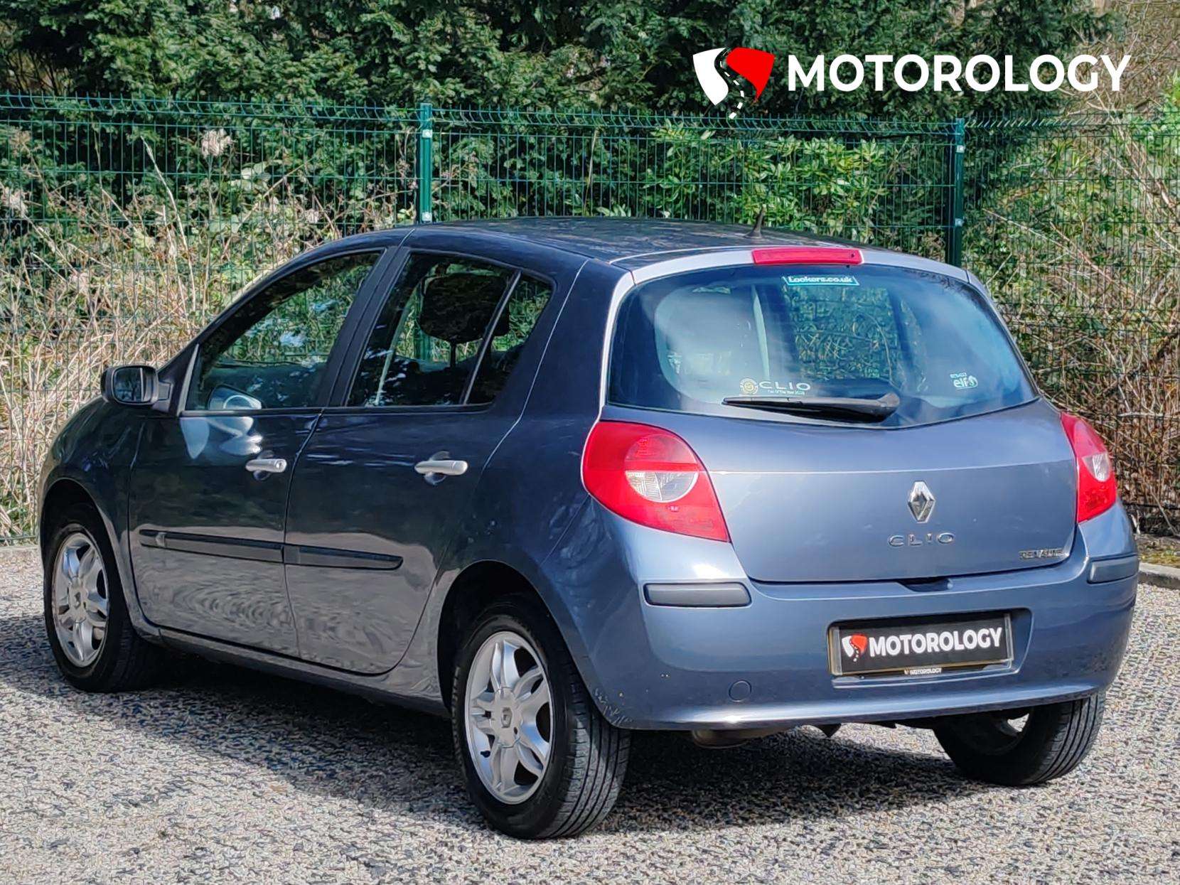 A 2006 RENAULT CLIO 1.4 16v Dynamique Hatchback 5dr Petrol Manual (158 g/km, 98 bhp) A 2006 RENAULT CLIO 1.4 16v Dynamique Hatchback 5dr Petrol Manual (158 g/km, 98 bhp)
