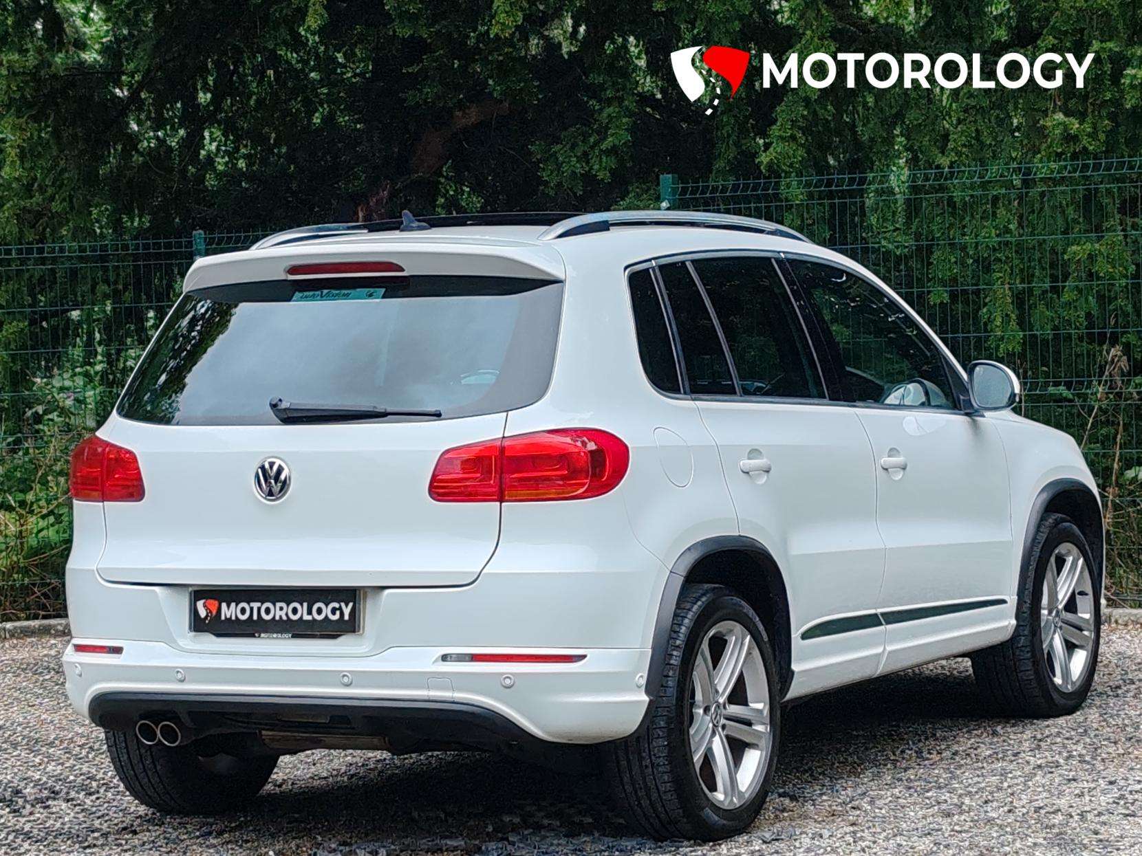 A 2015 VOLKSWAGEN TIGUAN 2.0 TDI BlueMotion Tech R-Line SUV 5dr Diesel DSG 4WD Euro 5 (s/s) (Nav) (177 ps) A 2015 VOLKSWAGEN TIGUAN 2.0 TDI BlueMotion Tech R-Line SUV 5dr Diesel DSG 4WD Euro 5 (s/s) (Nav) (177 ps)