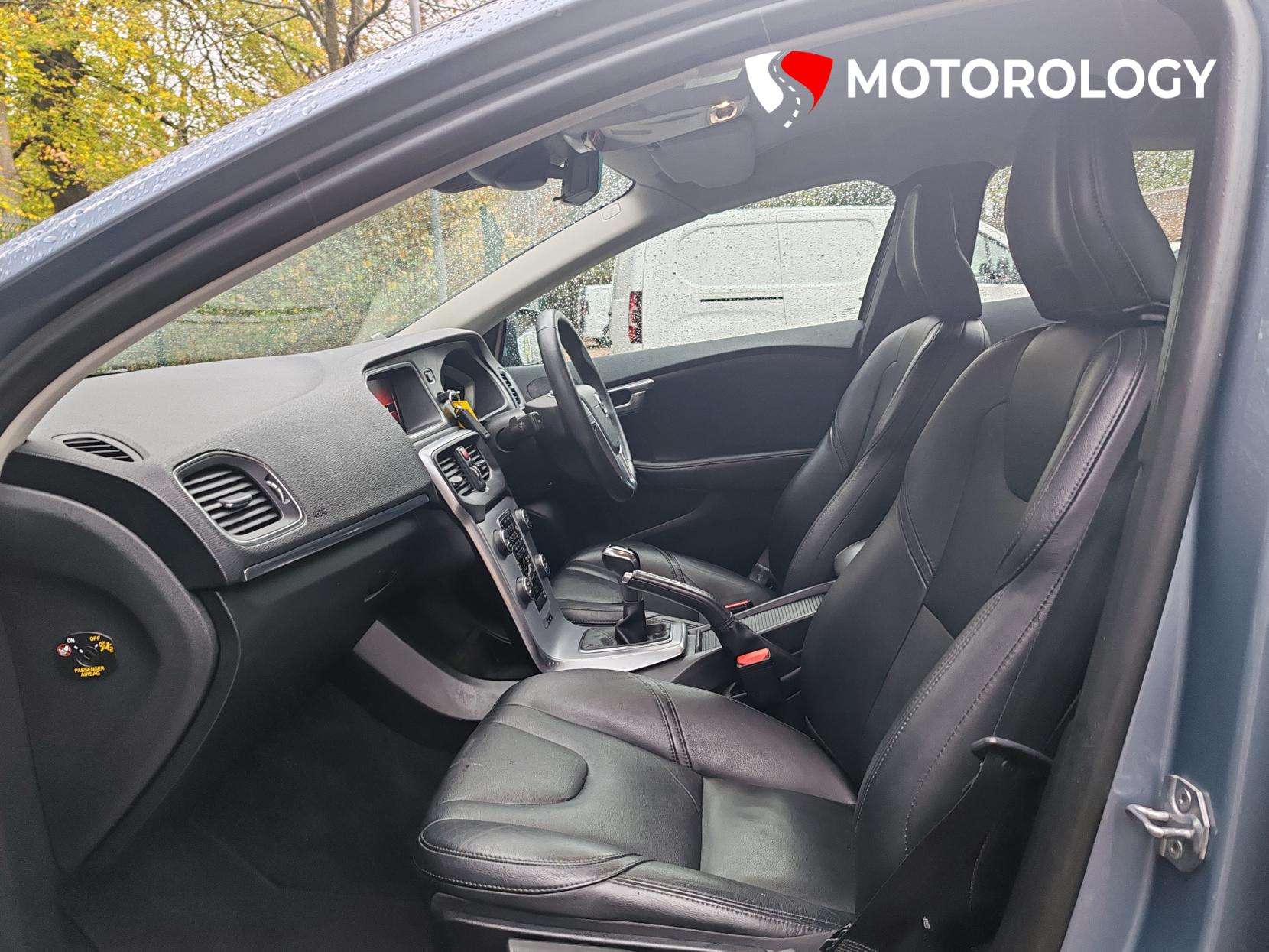 2018 VOLVO V40 2018 VOLVO V40