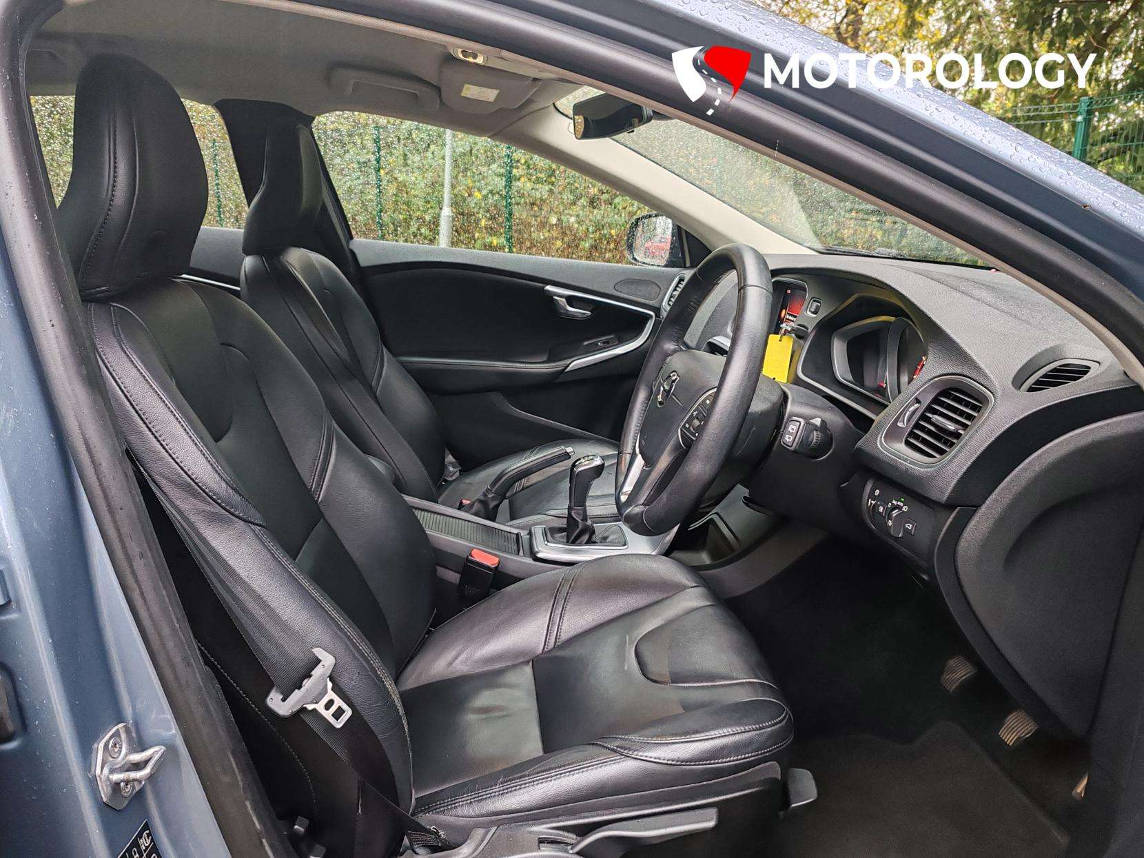 2018 VOLVO V40 2018 VOLVO V40