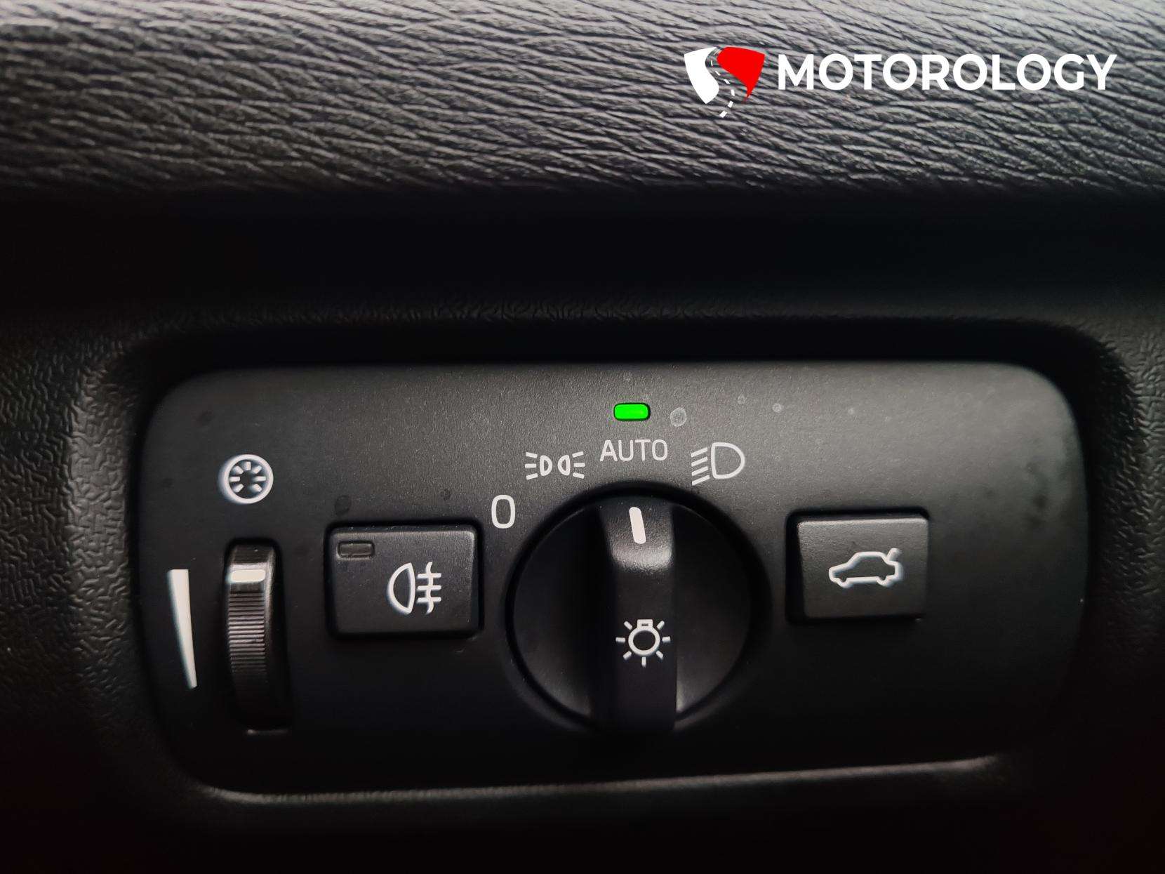 2018 VOLVO V40 2018 VOLVO V40