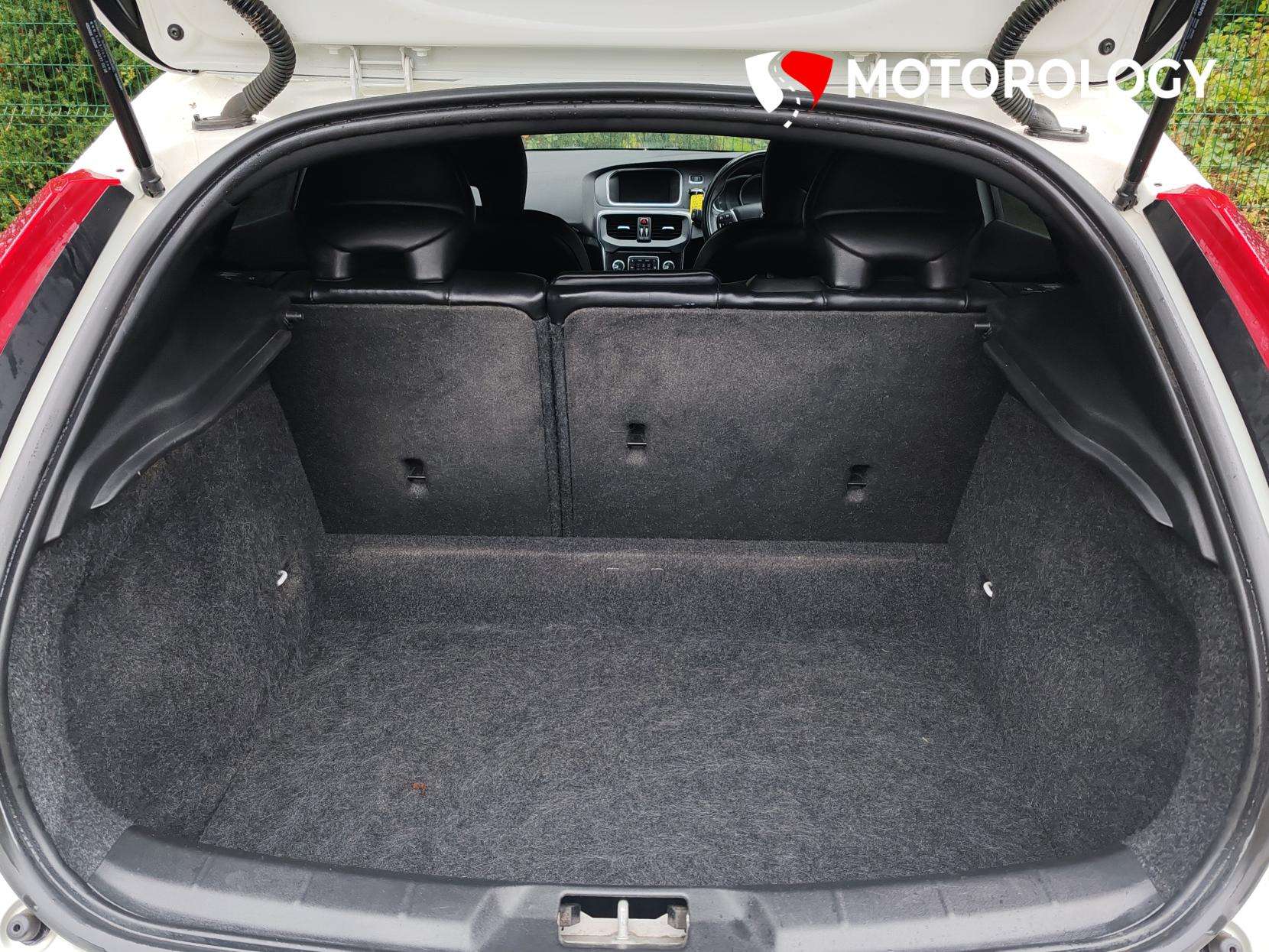 2017 VOLVO V40 2017 VOLVO V40