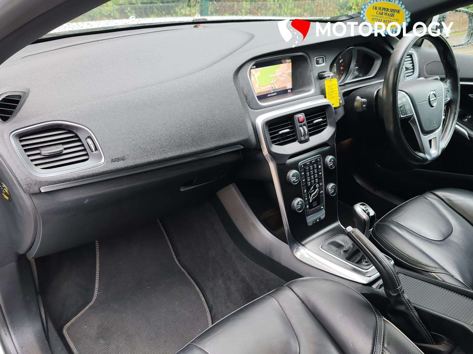 2017 VOLVO V40 2017 VOLVO V40