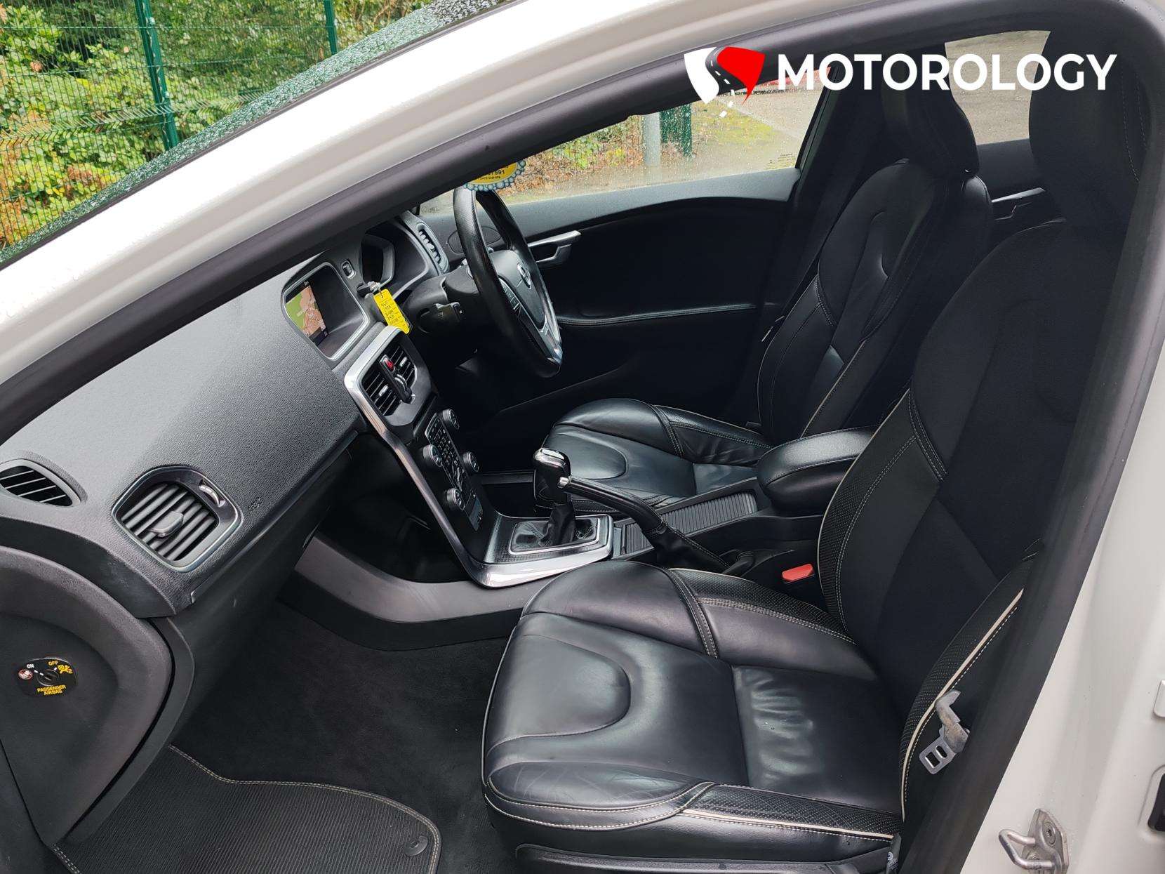 2017 VOLVO V40 2017 VOLVO V40