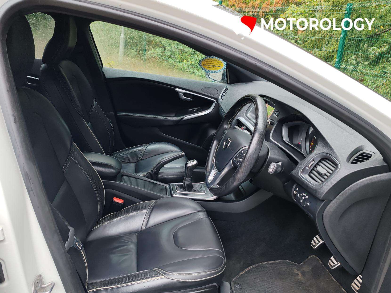 2017 VOLVO V40 2017 VOLVO V40
