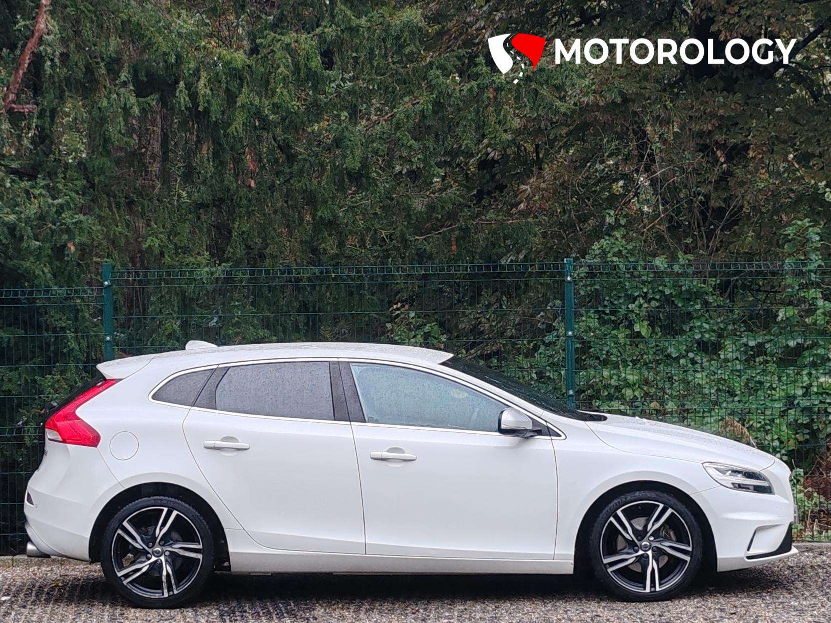 2017 VOLVO V40 2017 VOLVO V40