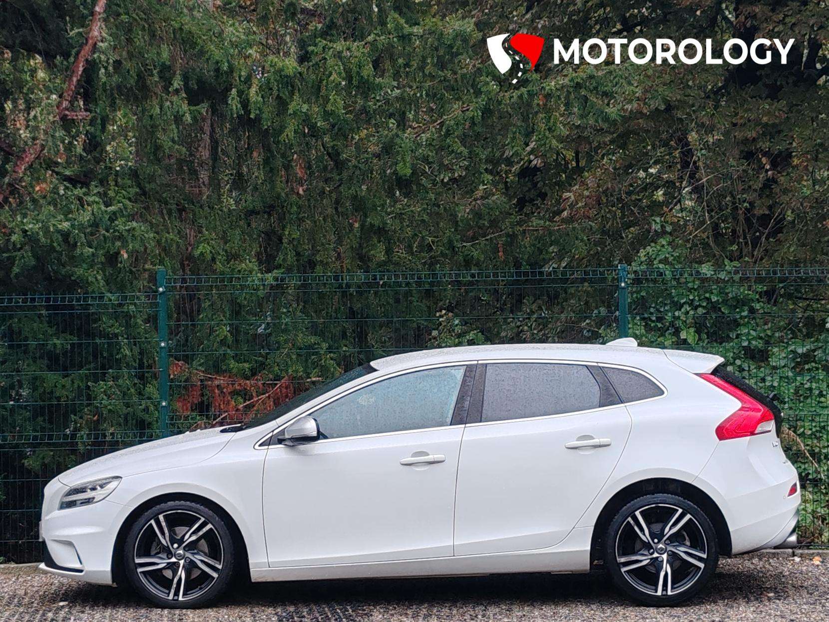 2017 VOLVO V40 2017 VOLVO V40