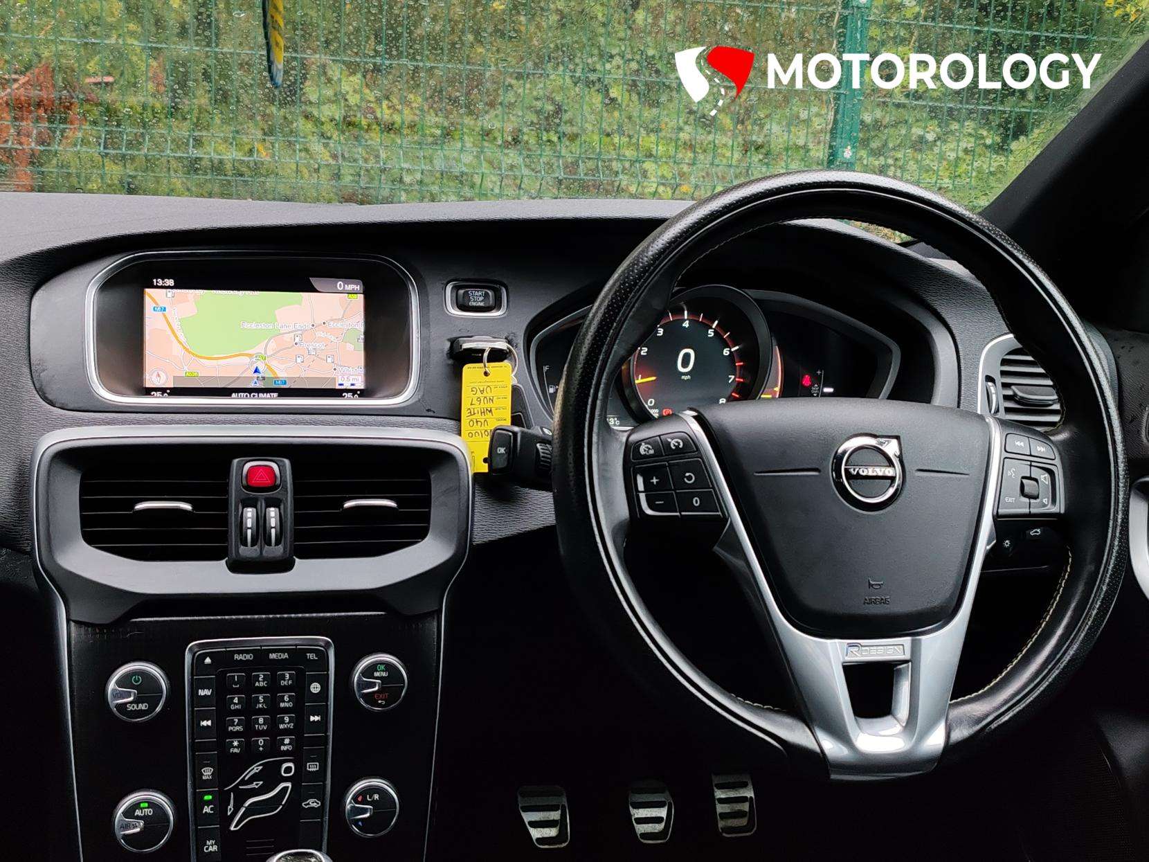 2017 VOLVO V40 2017 VOLVO V40