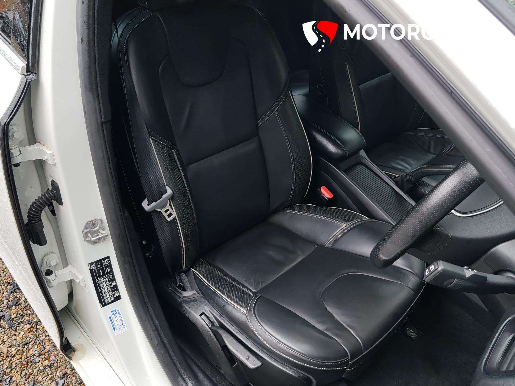 2017 VOLVO V40 2017 VOLVO V40
