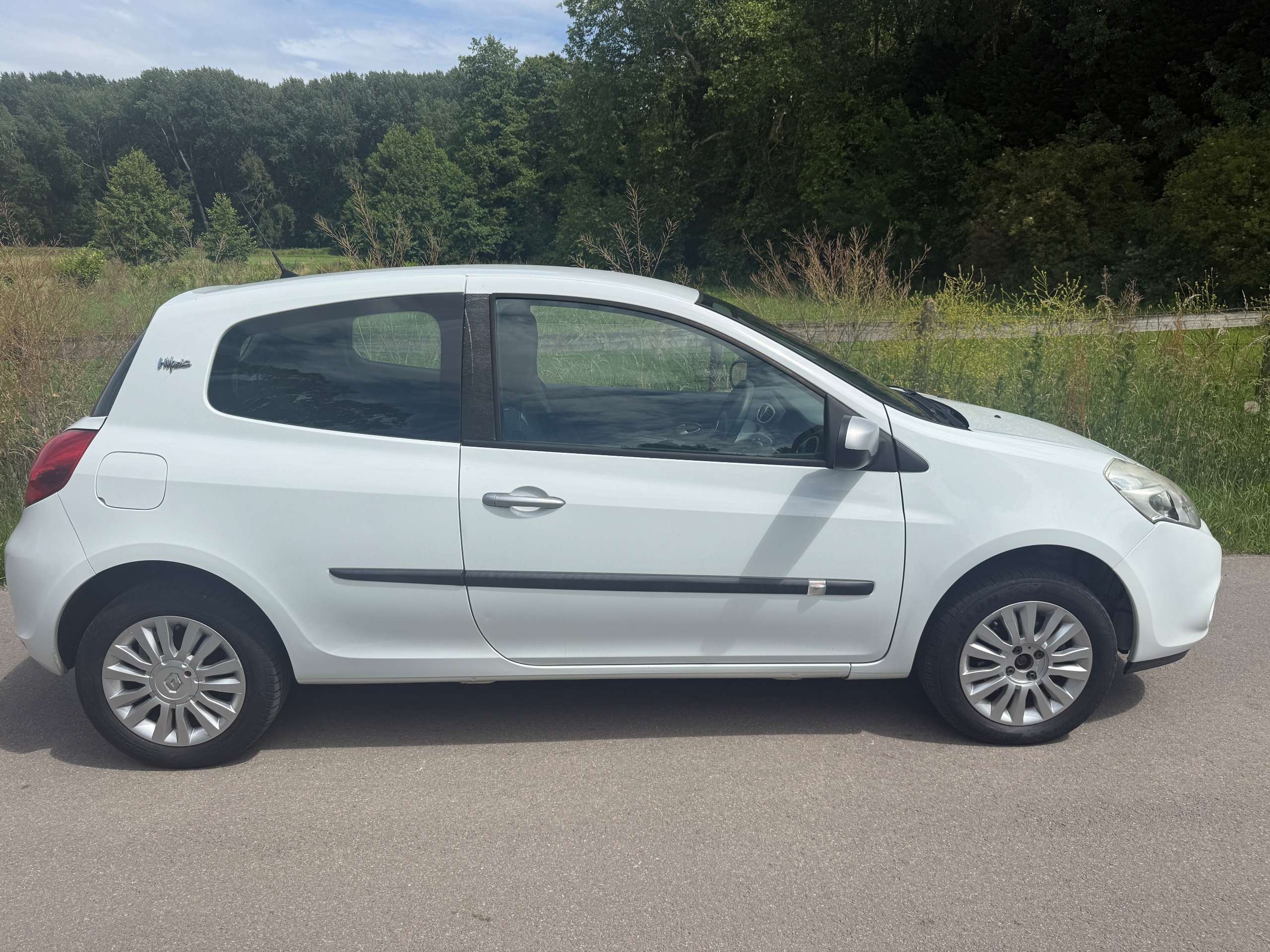 A 2009 RENAULT CLIO 1.2 I-Music Hatchback 3dr Petrol Manual Euro 5 (75 ps) A 2009 RENAULT CLIO 1.2 I-Music Hatchback 3dr Petrol Manual Euro 5 (75 ps)