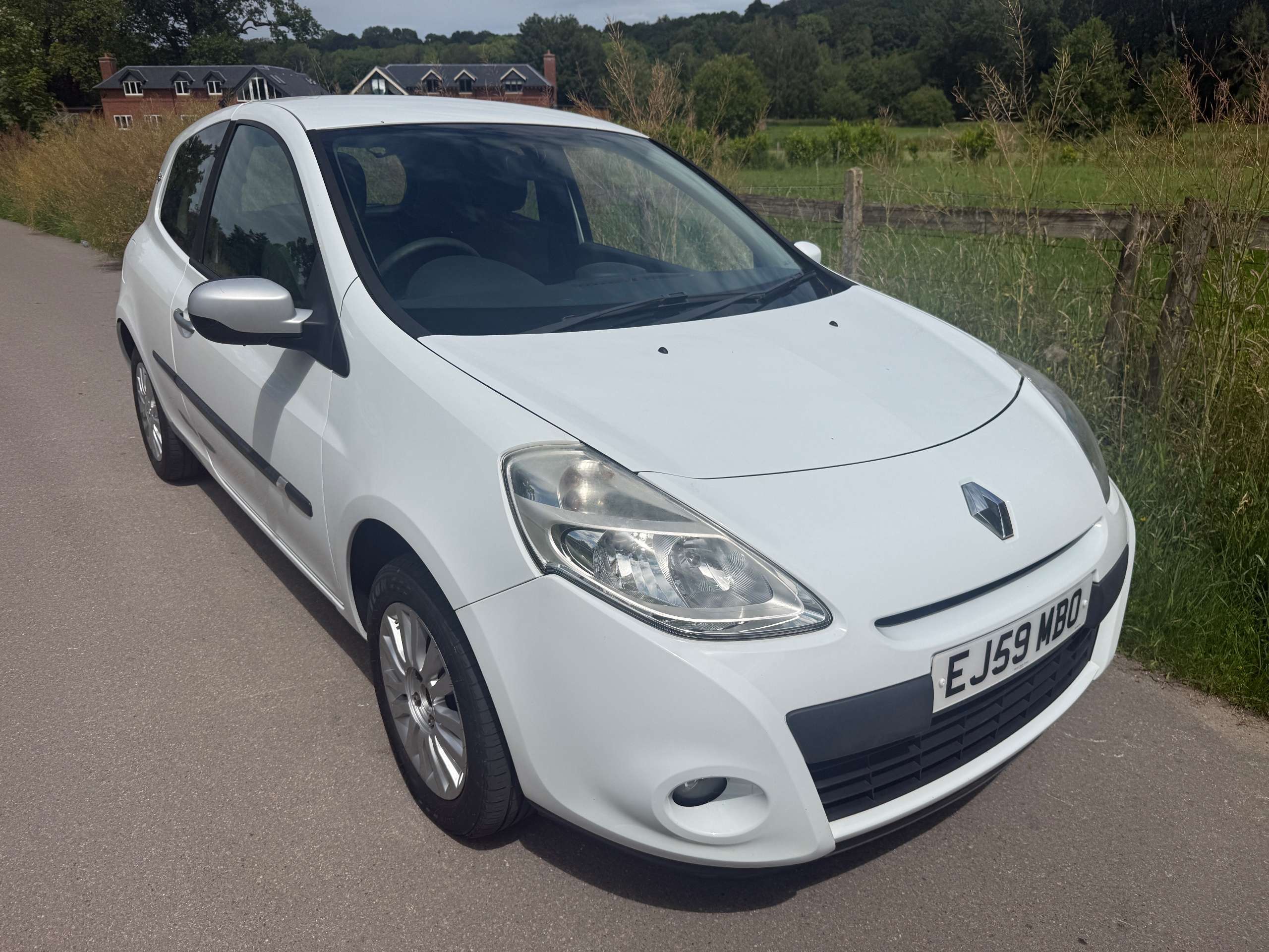 A 2009 RENAULT CLIO 1.2 I-Music Hatchback 3dr Petrol Manual Euro 5 (75 ps) A 2009 RENAULT CLIO 1.2 I-Music Hatchback 3dr Petrol Manual Euro 5 (75 ps)