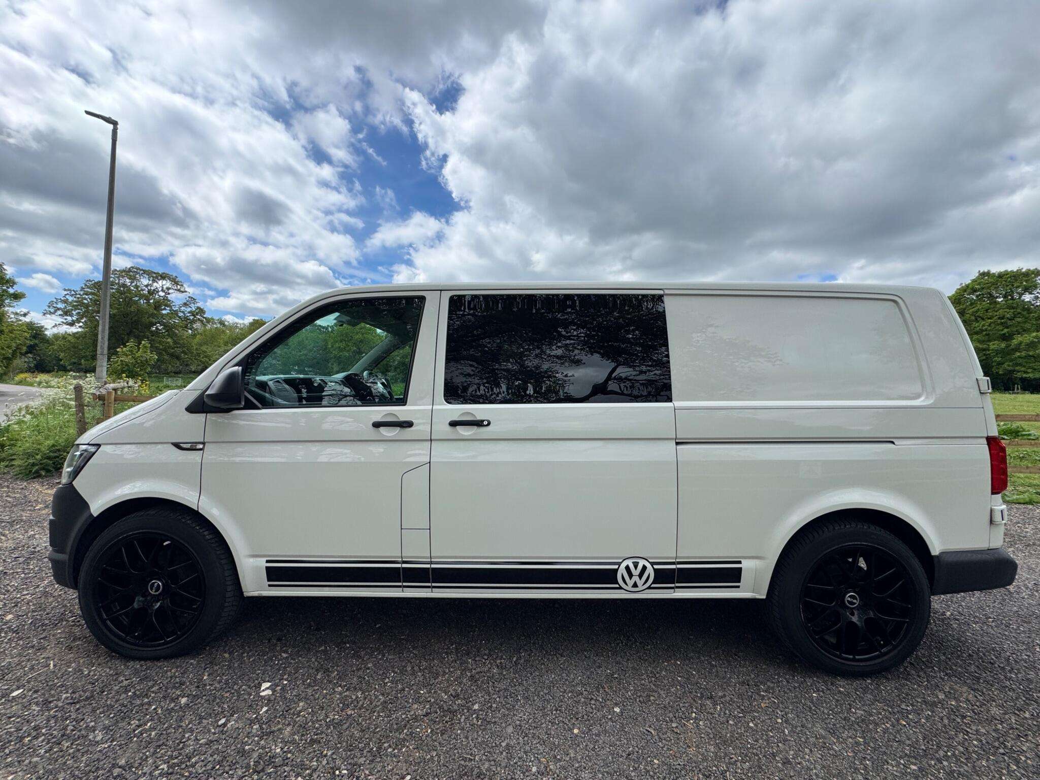 A 2016 VOLKSWAGEN CAMPERVAN A 2016 VOLKSWAGEN CAMPERVAN