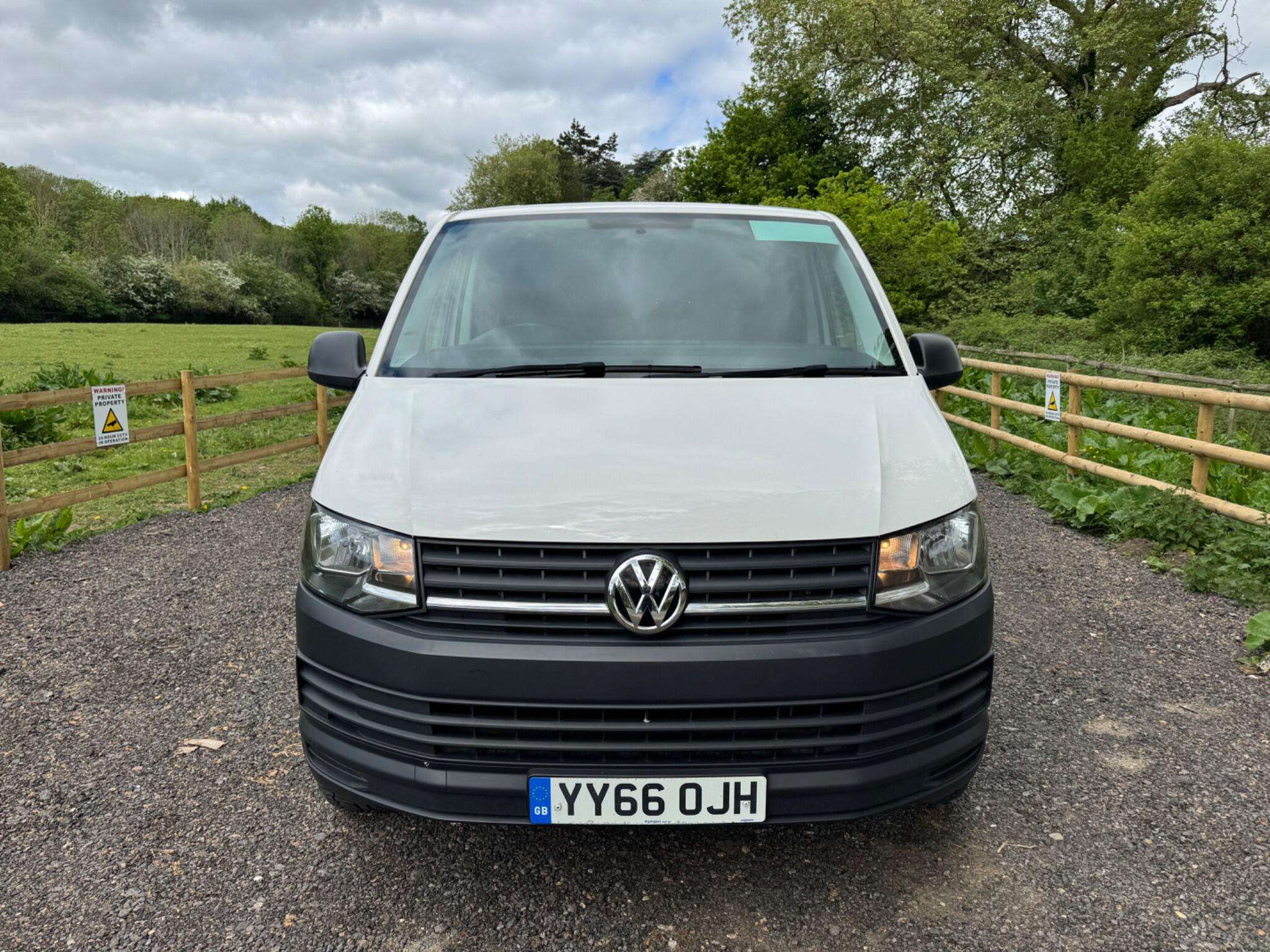 A 2016 VOLKSWAGEN CAMPERVAN A 2016 VOLKSWAGEN CAMPERVAN