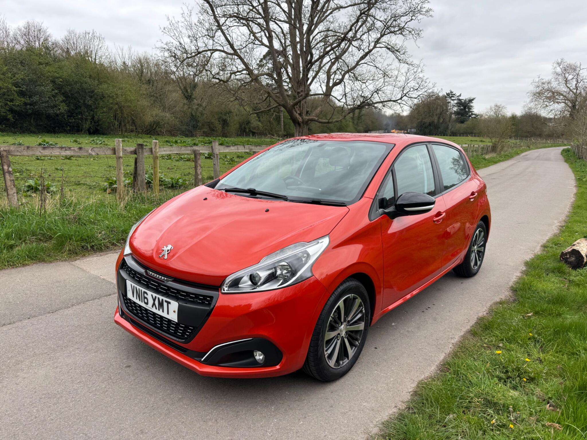 A 2016 PEUGEOT 208 1.2 PureTech XS White Euro 6 5dr A 2016 PEUGEOT 208 1.2 PureTech XS White Euro 6 5dr