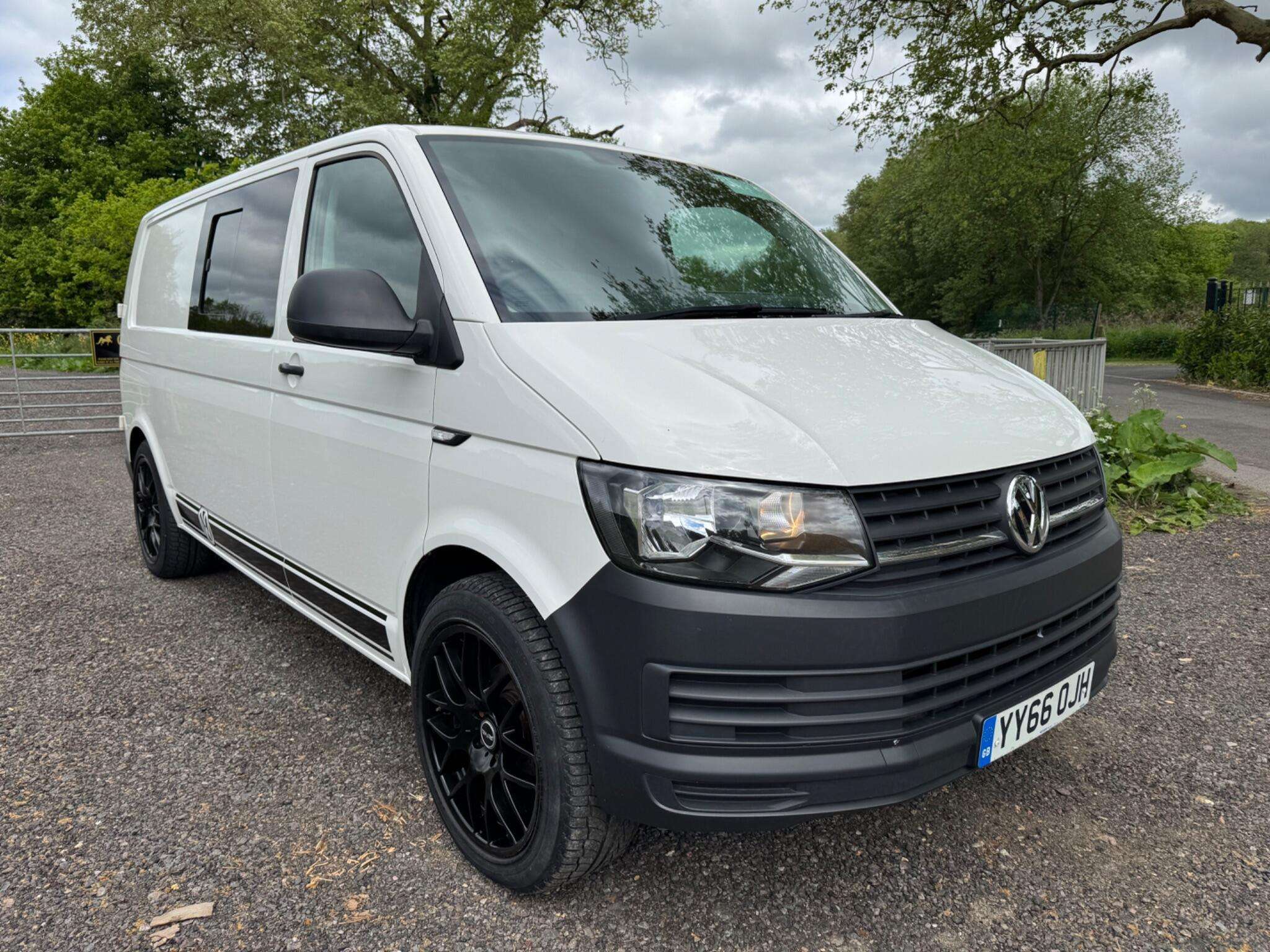 A 2016 VOLKSWAGEN CAMPERVAN A 2016 VOLKSWAGEN CAMPERVAN