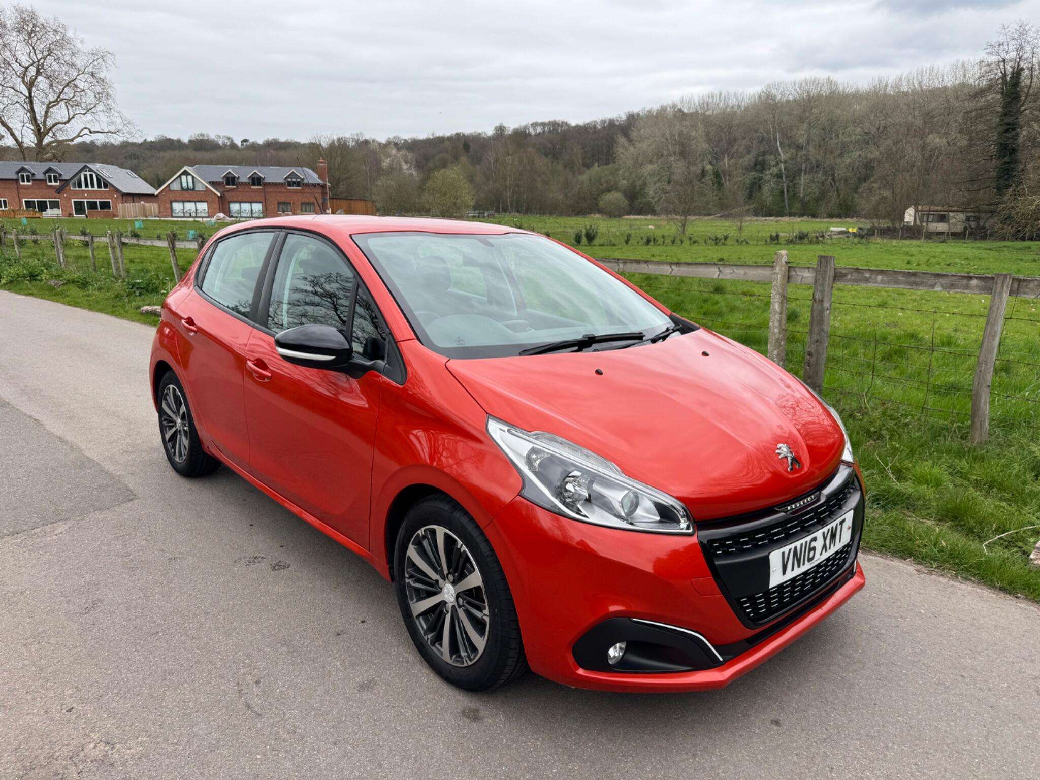 A 2016 PEUGEOT 208 1.2 PureTech XS White Euro 6 5dr A 2016 PEUGEOT 208 1.2 PureTech XS White Euro 6 5dr