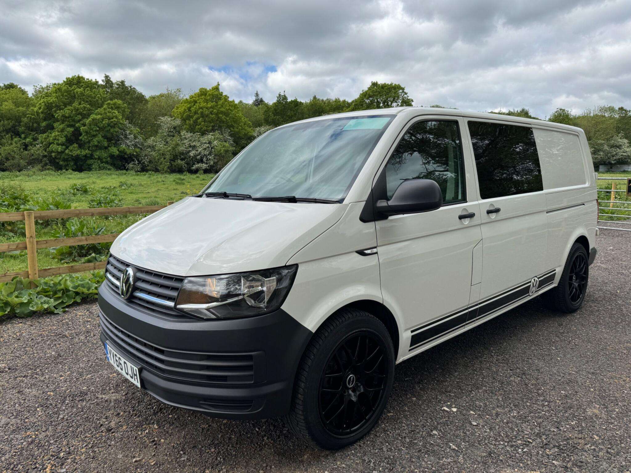 A 2016 VOLKSWAGEN CAMPERVAN A 2016 VOLKSWAGEN CAMPERVAN