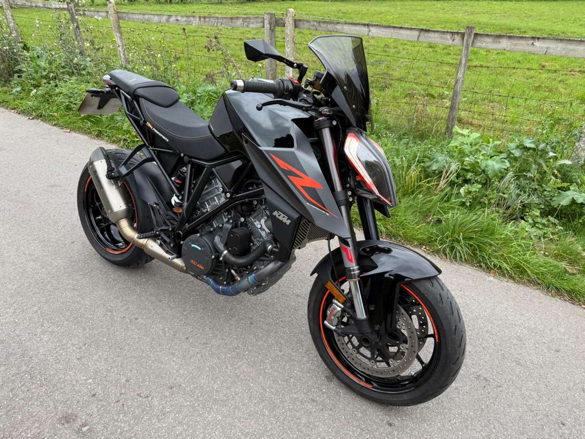 Check out this Ktm 1290 Super Duke 2017 Petrol Manual