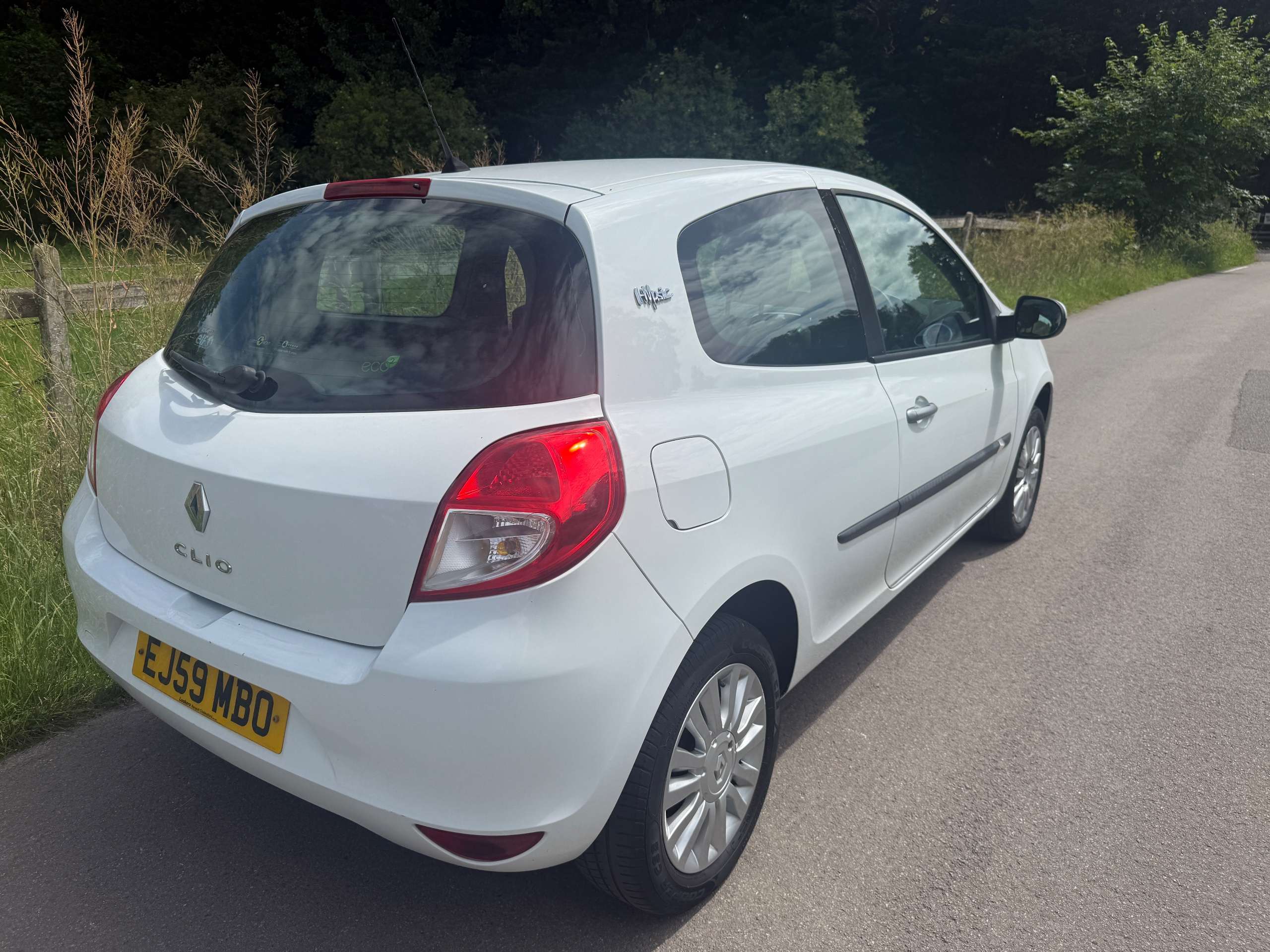 A 2009 RENAULT CLIO 1.2 I-Music Hatchback 3dr Petrol Manual Euro 5 (75 ps) A 2009 RENAULT CLIO 1.2 I-Music Hatchback 3dr Petrol Manual Euro 5 (75 ps)