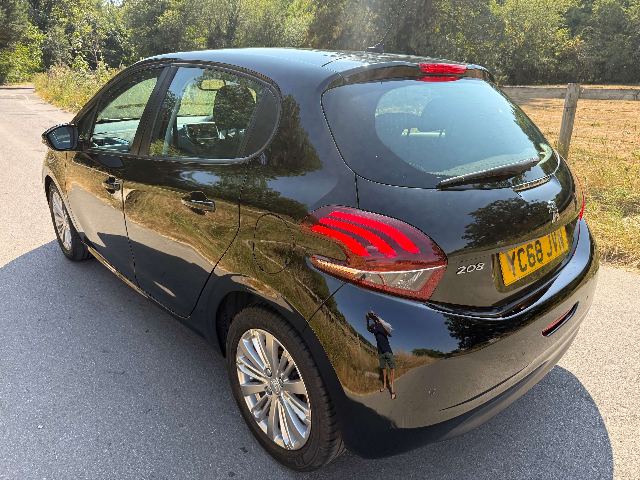 A 2018 PEUGEOT 208 1.2 PureTech Signature Hatchback 5dr Petrol Manual Euro 6 (s/s) (82 ps) A 2018 PEUGEOT 208 1.2 PureTech Signature Hatchback 5dr Petrol Manual Euro 6 (s/s) (82 ps)
