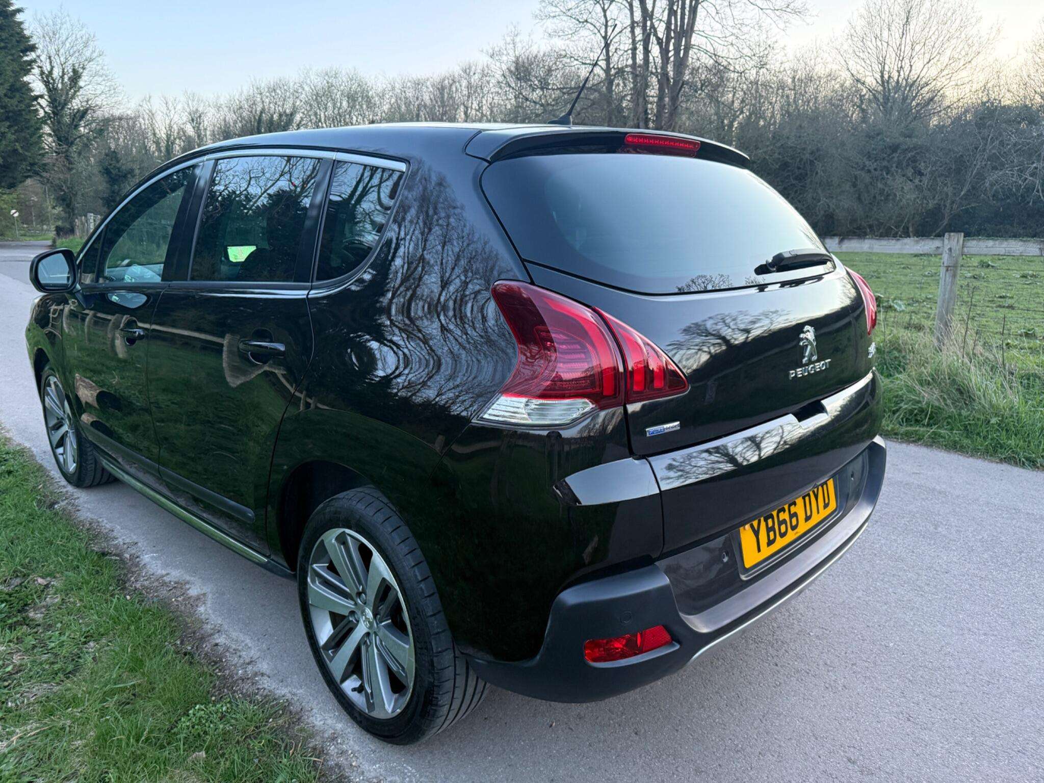 A 2016 PEUGEOT 3008 1.2 PureTech Allure Euro 6 (s/s) 5dr A 2016 PEUGEOT 3008 1.2 PureTech Allure Euro 6 (s/s) 5dr