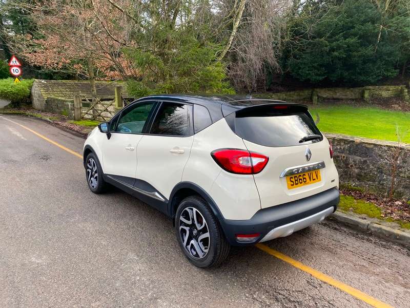A 2016 RENAULT CAPTUR 1.5 dCi ENERGY Signature Nav SUV 5dr Diesel Manual Euro 6 (s/s) (90 ps) A 2016 RENAULT CAPTUR 1.5 dCi ENERGY Signature Nav SUV 5dr Diesel Manual Euro 6 (s/s) (90 ps)