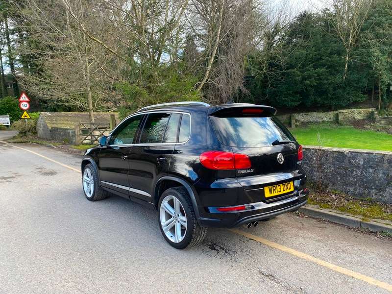 A 2013 VOLKSWAGEN TIGUAN 2.0 TDI BlueMotion Tech R-Line SUV 5dr Diesel Manual 4WD Euro 5 (s/s) (170 ps) A 2013 VOLKSWAGEN TIGUAN 2.0 TDI BlueMotion Tech R-Line SUV 5dr Diesel Manual 4WD Euro 5 (s/s) (170 ps)