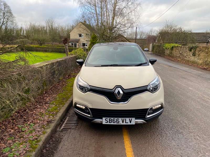 A 2016 RENAULT CAPTUR 1.5 dCi ENERGY Signature Nav SUV 5dr Diesel Manual Euro 6 (s/s) (90 ps) A 2016 RENAULT CAPTUR 1.5 dCi ENERGY Signature Nav SUV 5dr Diesel Manual Euro 6 (s/s) (90 ps)