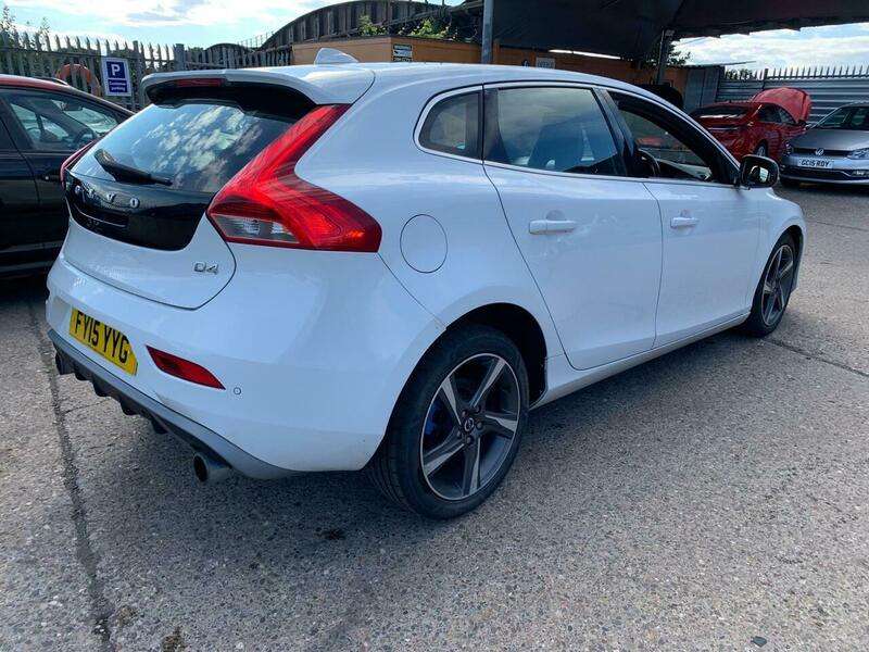 2015 VOLVO V40 2015 VOLVO V40