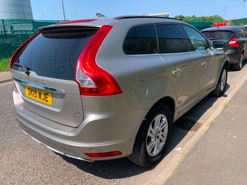 A 2015 VOLVO XC60 D4 SE AWD A 2015 VOLVO XC60 D4 SE AWD