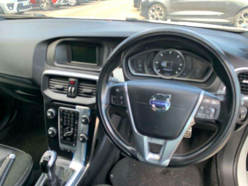 2015 VOLVO V40 2015 VOLVO V40