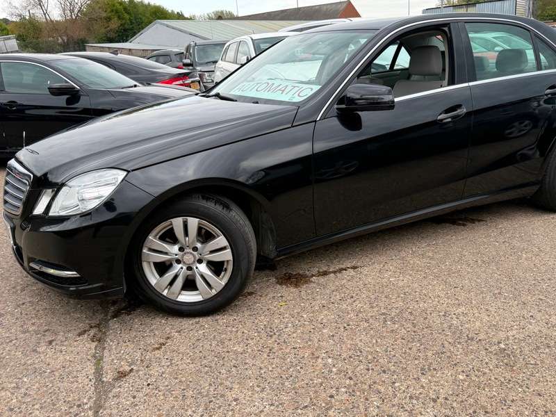 A 2013 MERCEDES-BENZ E CLASS E220 CDI BLUEEFFICIENCY S/S SE A 2013 MERCEDES-BENZ E CLASS E220 CDI BLUEEFFICIENCY S/S SE