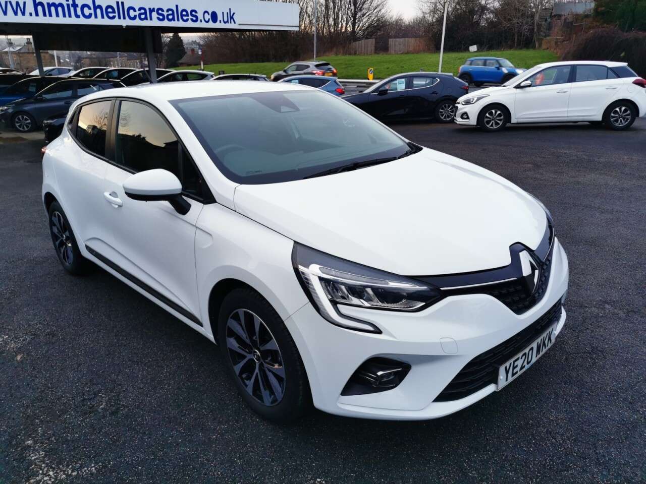 A 2020 RENAULT CLIO 1.0 TCe Iconic Hatchback 5dr Petrol Manual Euro 6 (s/s) (100 ps) A 2020 RENAULT CLIO 1.0 TCe Iconic Hatchback 5dr Petrol Manual Euro 6 (s/s) (100 ps)