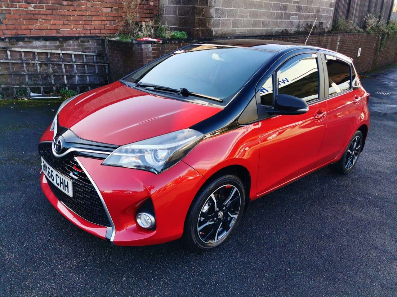 A 2016 TOYOTA YARIS 1.33 Dual VVT-i Design Hatchback 5dr Petrol Manual Euro 6 (99 ps) A 2016 TOYOTA YARIS 1.33 Dual VVT-i Design Hatchback 5dr Petrol Manual Euro 6 (99 ps)