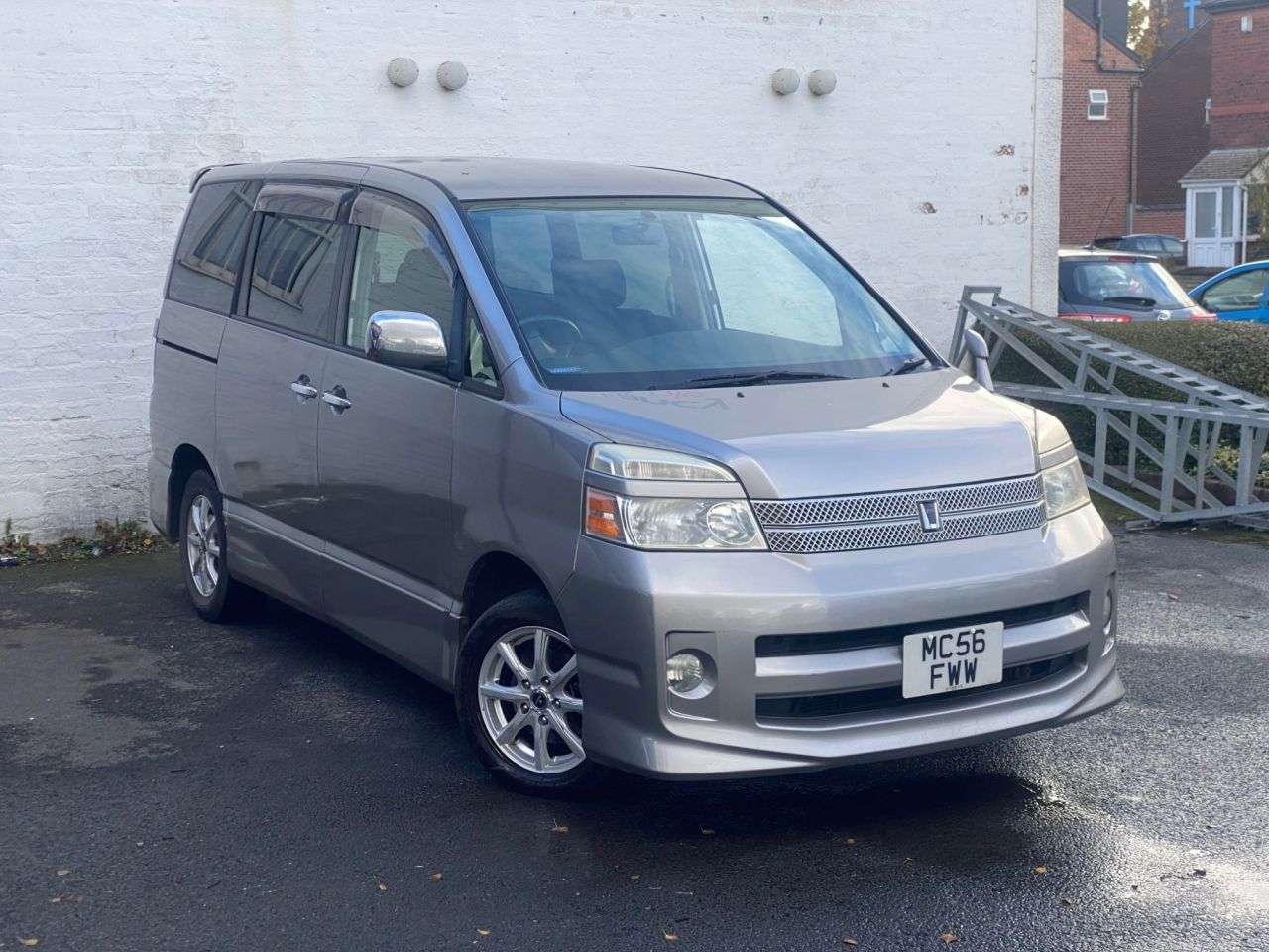 A 2006 TOYOTA VOXY/NOAH 2.0 JAPANESE IMPORT A 2006 TOYOTA VOXY/NOAH 2.0 JAPANESE IMPORT