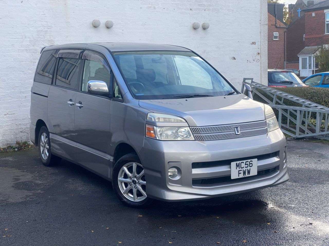 A 2006 TOYOTA VOXY/NOAH 2.0 JAPANESE IMPORT A 2006 TOYOTA VOXY/NOAH 2.0 JAPANESE IMPORT