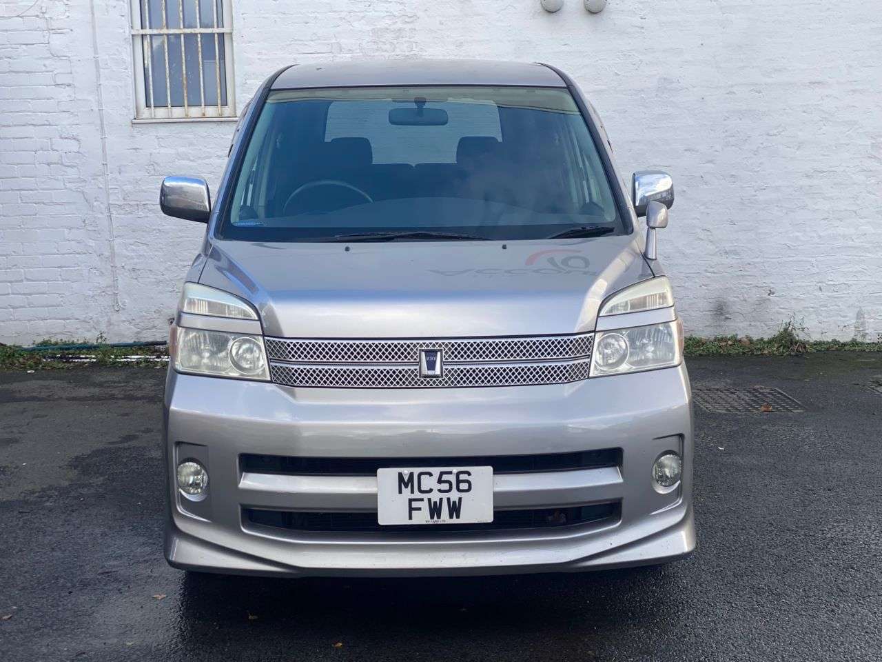 A 2006 TOYOTA VOXY/NOAH 2.0 JAPANESE IMPORT A 2006 TOYOTA VOXY/NOAH 2.0 JAPANESE IMPORT