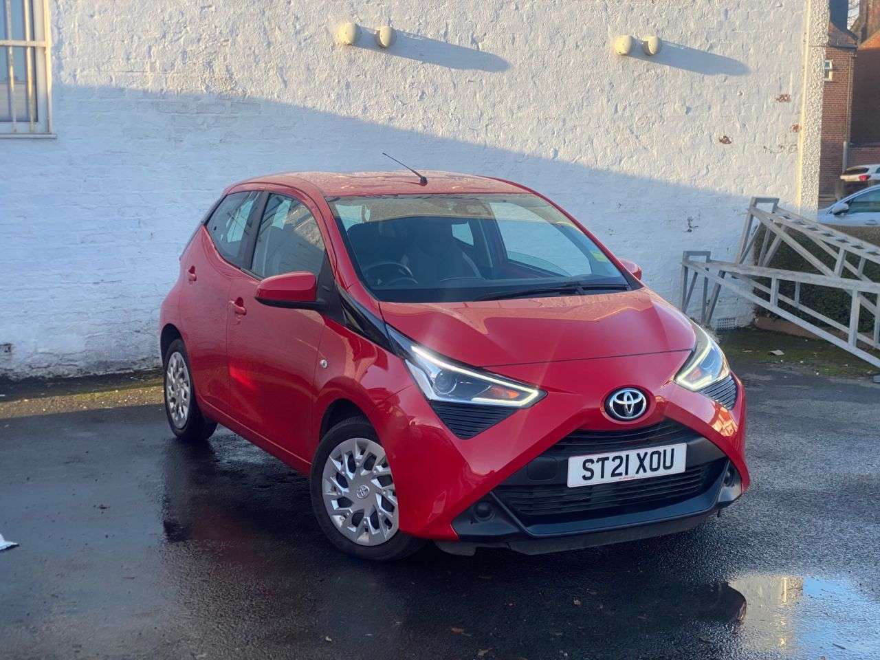 A 2021 TOYOTA AYGO 1.0 VVT-i x-play Hatchback 5dr Petrol x-shift Euro 6 (Safety Sense) (71 ps) A 2021 TOYOTA AYGO 1.0 VVT-i x-play Hatchback 5dr Petrol x-shift Euro 6 (Safety Sense) (71 ps)