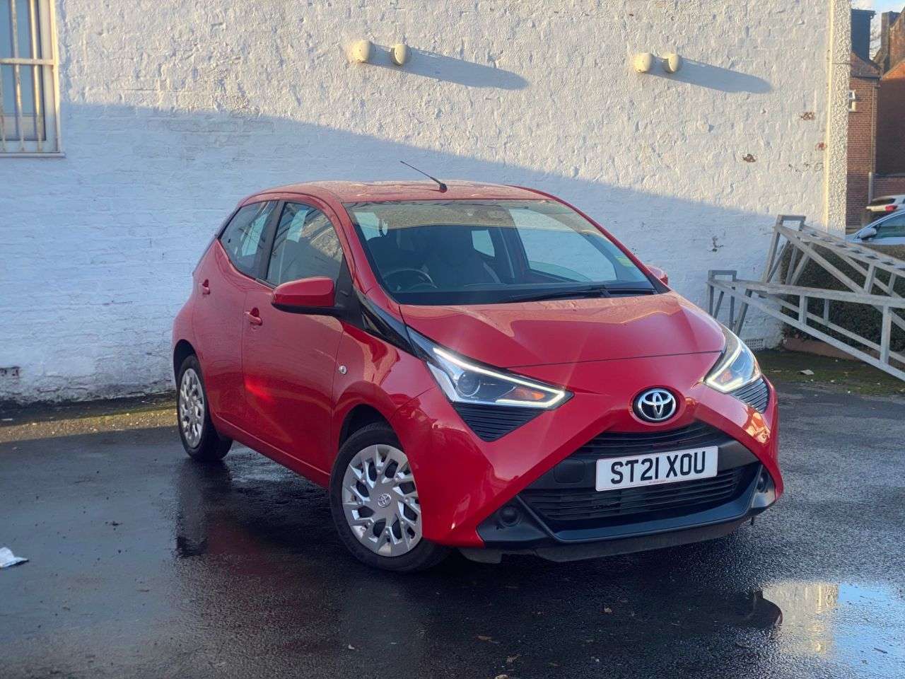 A 2021 TOYOTA AYGO 1.0 VVT-i x-play Hatchback 5dr Petrol x-shift Euro 6 (Safety Sense) (71 ps) A 2021 TOYOTA AYGO 1.0 VVT-i x-play Hatchback 5dr Petrol x-shift Euro 6 (Safety Sense) (71 ps)