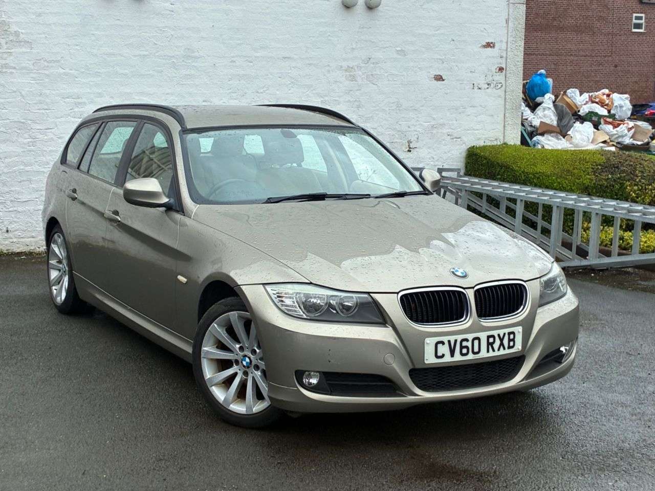 A 2010 BMW 3 SERIES 2.0 318d SE Touring 5dr Diesel Steptronic Euro 5 (143 ps) COMPREHENSIVE SER A 2010 BMW 3 SERIES 2.0 318d SE Touring 5dr Diesel Steptronic Euro 5 (143 ps) COMPREHENSIVE SER