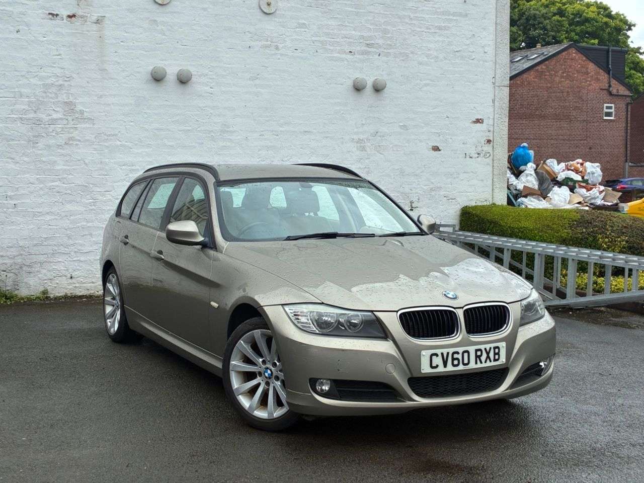 A 2010 BMW 3 SERIES 2.0 318d SE Touring 5dr Diesel Steptronic Euro 5 (143 ps) COMPREHENSIVE SER A 2010 BMW 3 SERIES 2.0 318d SE Touring 5dr Diesel Steptronic Euro 5 (143 ps) COMPREHENSIVE SER